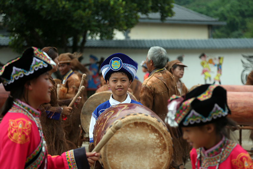 去年畲葩节期间，少数民族群众跳起蜂筒鼓舞。镇沅县融媒体中心供图
