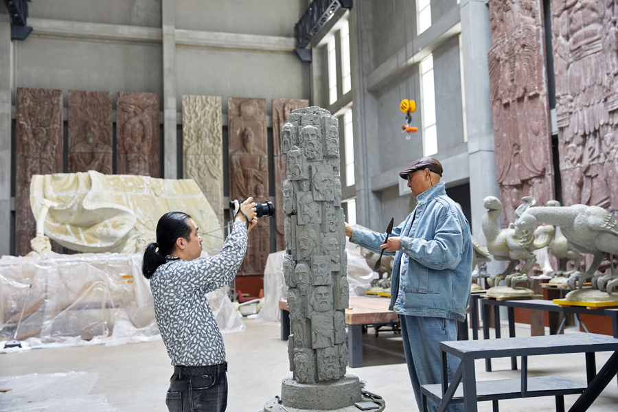 上海海派艺术馆常务副馆长陈屹到28位艺术家的工作室一一进行拍摄，并与艺术家深入交流。.jpg